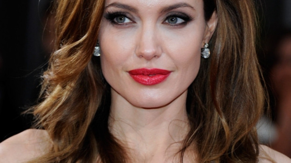Анджелина Джоли лъсна в скандално видео