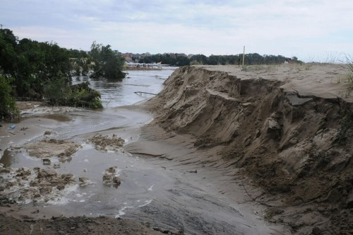 Приморско продължава да бедства, улиците под вода