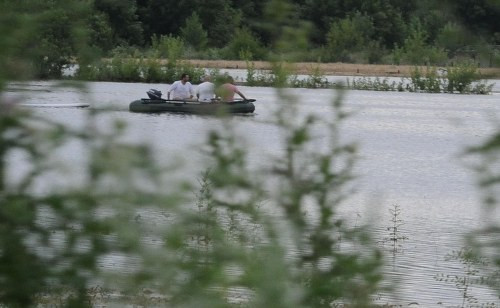 Приморско продължава да бедства, улиците под вода