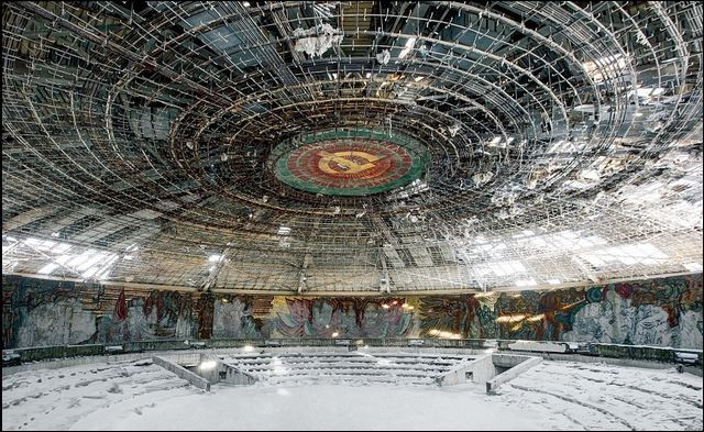 Призраци от соца: Вижте Бузлуджа и Чернобил днес