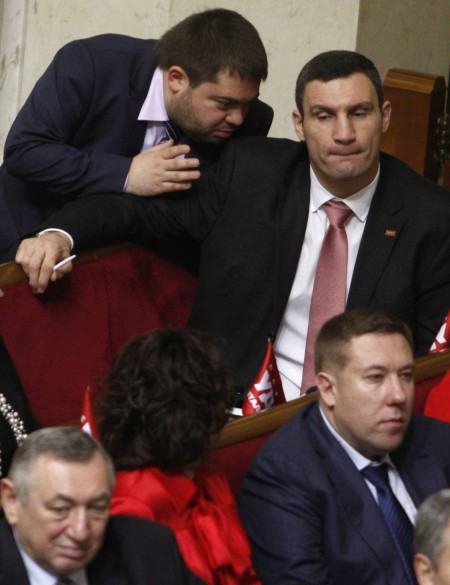 Войната в Украйна се премести в парламента, втори ден се бият