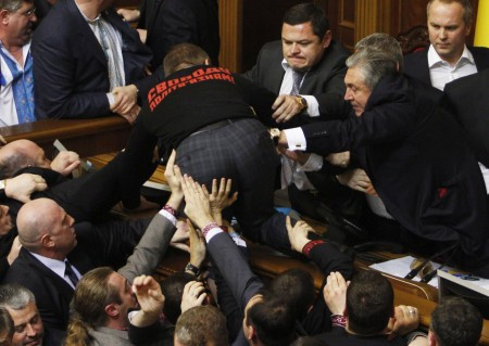 Войната в Украйна се премести в парламента, втори ден се бият