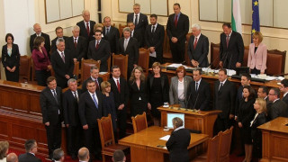 Правителството на Орешарски отново финтира с оставката