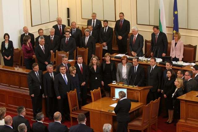 Правителството на Орешарски отново финтира с оставката