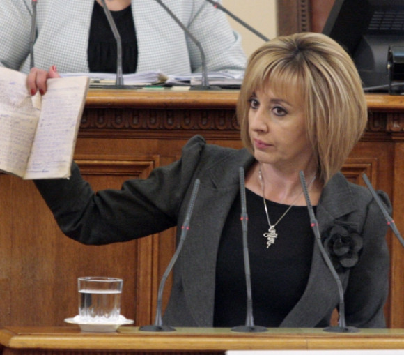 Мая Манолова избухна в парламента