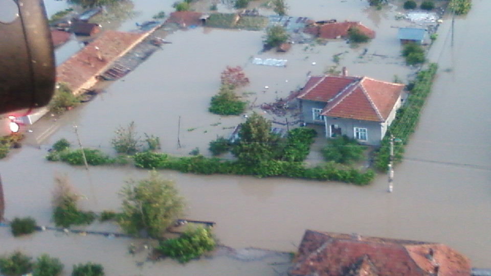 Потресаващи кадри от потопа в Мизия
