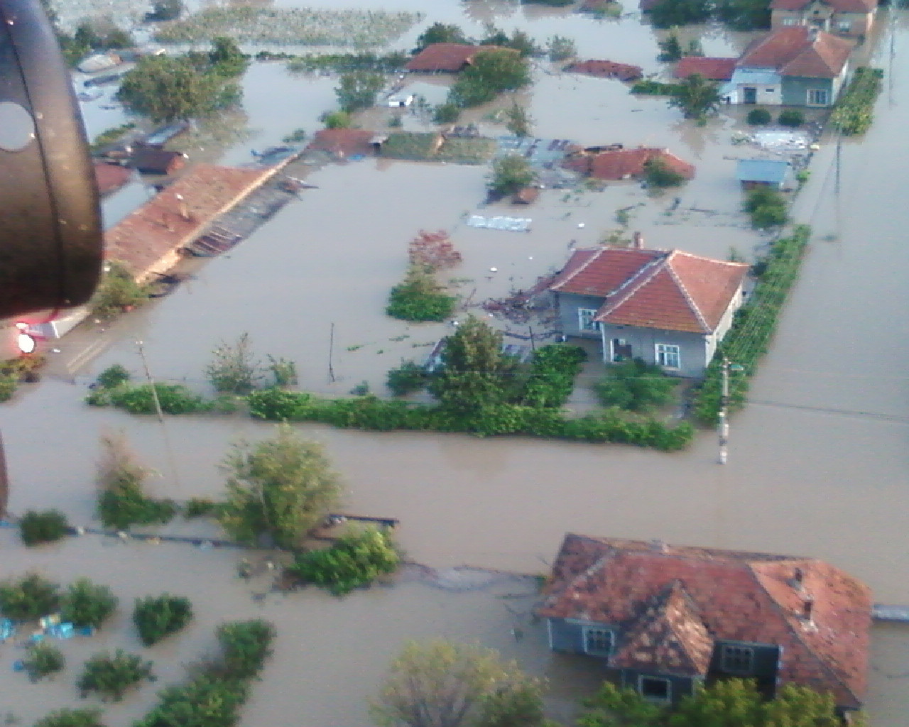 Потресаващи кадри от потопа в Мизия