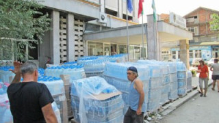 Срамота! Само по литър вода на бедстващите в Бяла Слатина