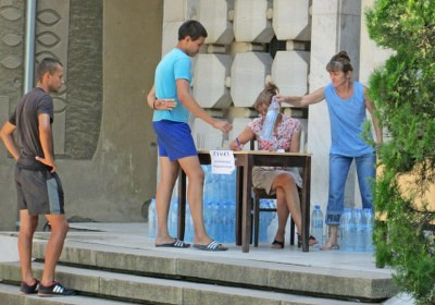 Срамота! Само по литър вода на бедстващите в Бяла Слатина