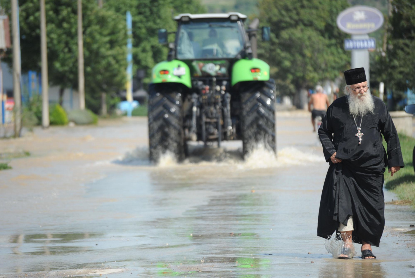 Отец Иван помага след наводнението в Мизия (фотоси)