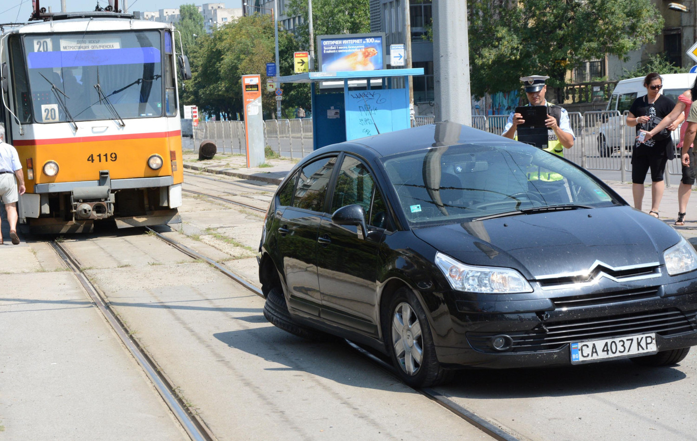 Войната на пътя: Трамвай помете кола на гара „Подуене“