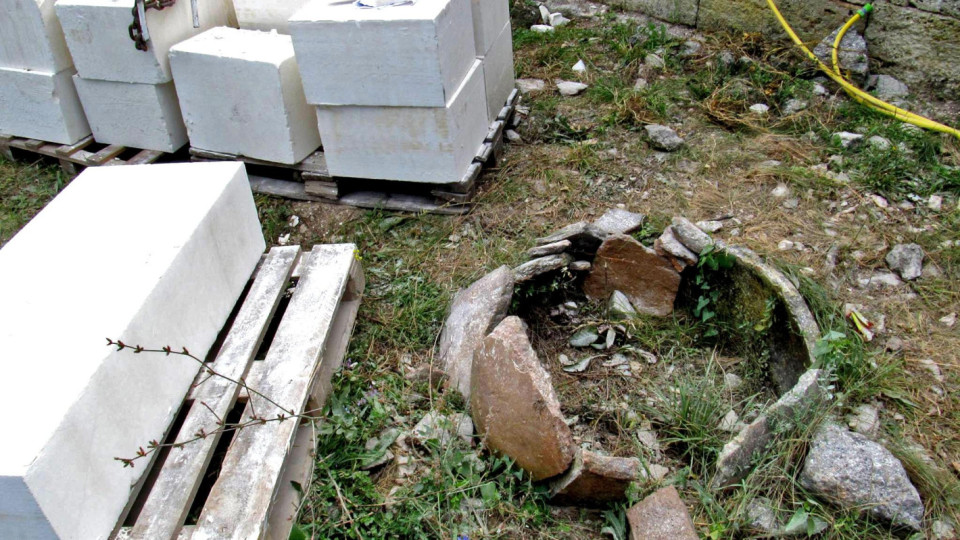 Недопустимо! Рушат археологически обект край Камен бряг (Фото)