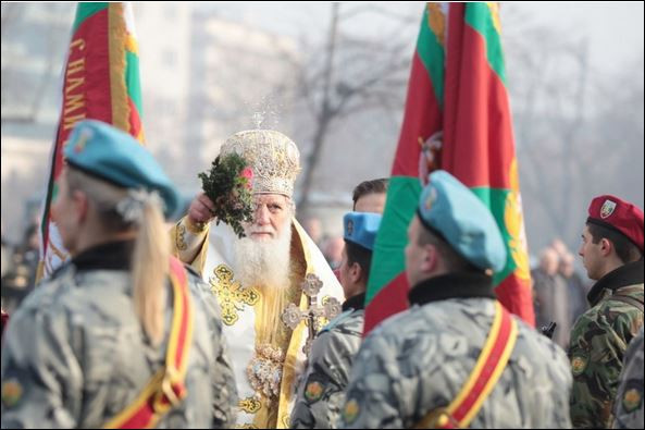 Искаш български паспорт? Плащаш или ходиш войник!