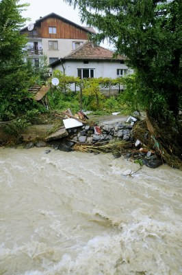 След наводнението в Берковица: Хора плачат, къщите под вода