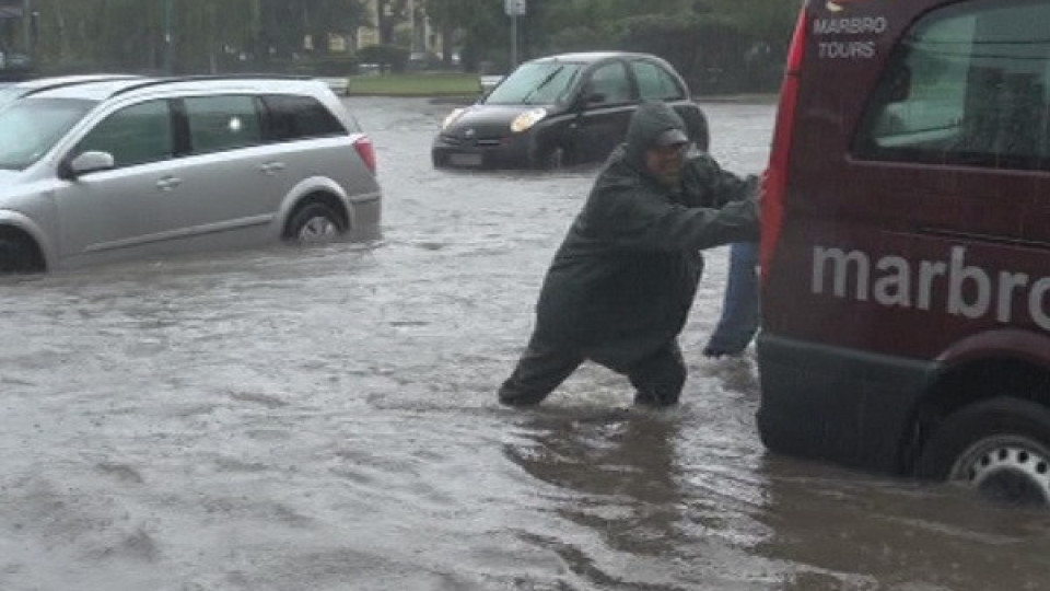 След потопа в Бургас: Общината с вързани ръце, парите й са в КТБ
