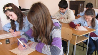Скандал: Училища незаконно прибират пари от родители!