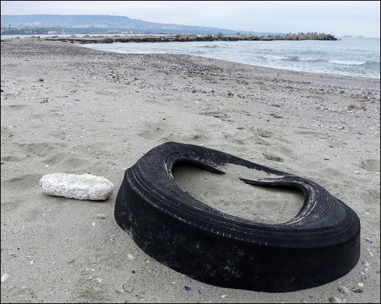 Плажът във Варна залят от боклуци (Eто как замърсяваме морето)