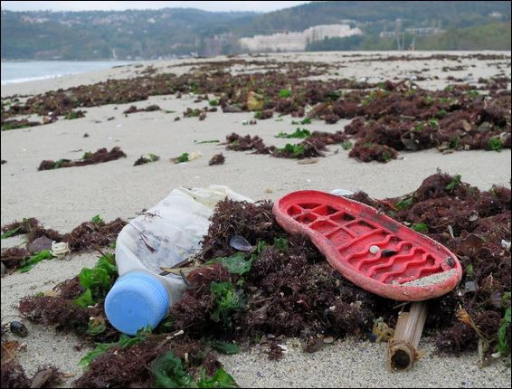 Плажът във Варна залят от боклуци (Eто как замърсяваме морето)