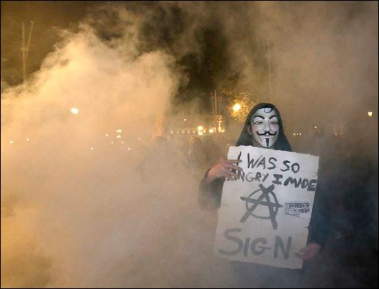 Лондон в пламъци: Анонимните предизвикаха улични войни