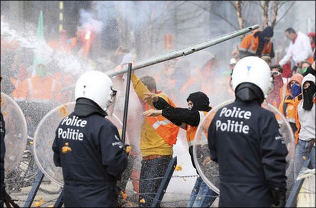 Брюксел изгоря: 120 000 на улицата, десетки задържани