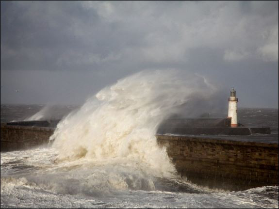 Бурята на века удави Великобритания (Снимки)