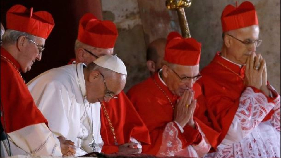 Папа Франциск разкри неудобни тайни за свещеници във Ватикана!