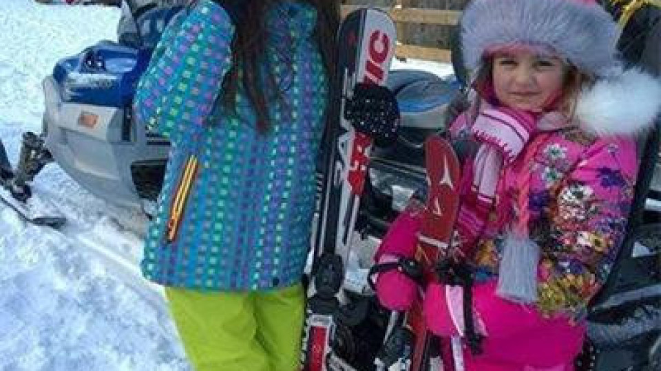 Прекрасна: Сладката Крисия покори ски пистите в Банско!