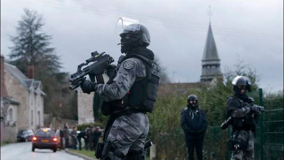 Развръзката с „Charlie Hebdo“ предстои: Полицията атакува (Последни новини)