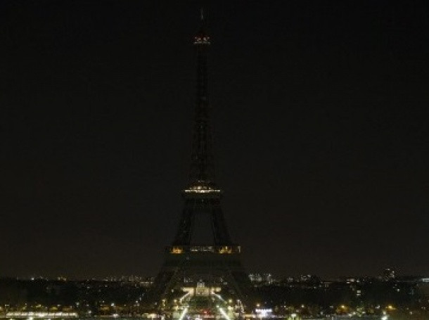 Трагедията в "Шарли ебдо" потопи Айфеловата кула в мрак
