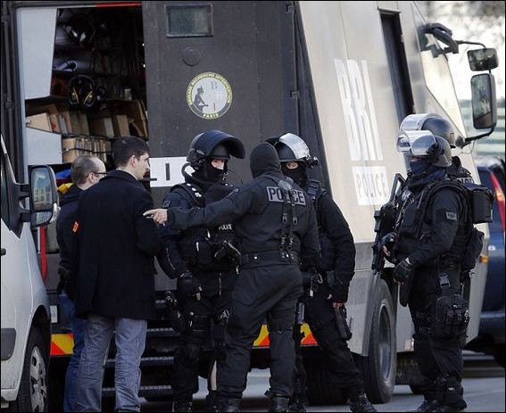 Нова драма в Париж: Въоръжен мъж с бомба взе заложници в поща
