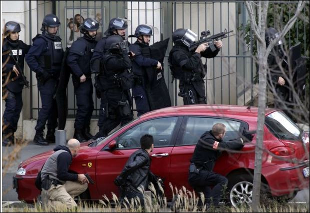 Нова драма в Париж: Въоръжен мъж с бомба взе заложници в поща