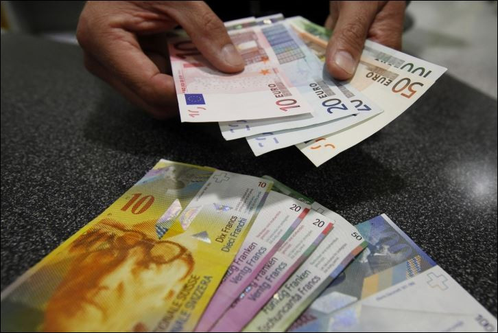 Финансови анализатори: Еврото може да тръгне по пътя на „швейцареца“