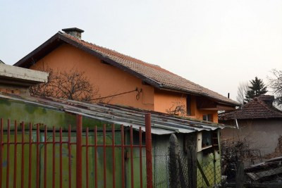 Лъчезар от Горна баня с два счупени глезена, рани и полицаи