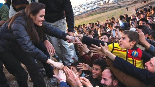 Анджелина Джоли покрусена (Посети жертвите на тероризма в Ирак)