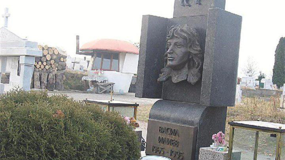 Мариана припадна на гроба на Васил Илиев