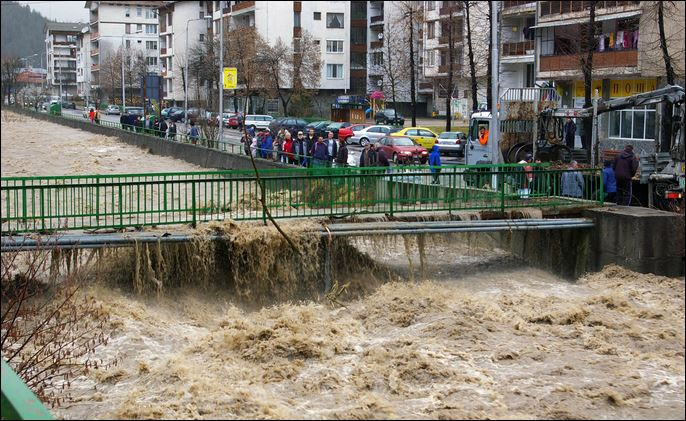 Водно бедствие в Смолян и Бургас (Дъждове потопиха България и Балканите)
