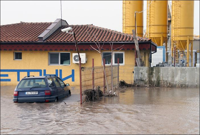 Водно бедствие в Смолян и Бургас (Дъждове потопиха България и Балканите)