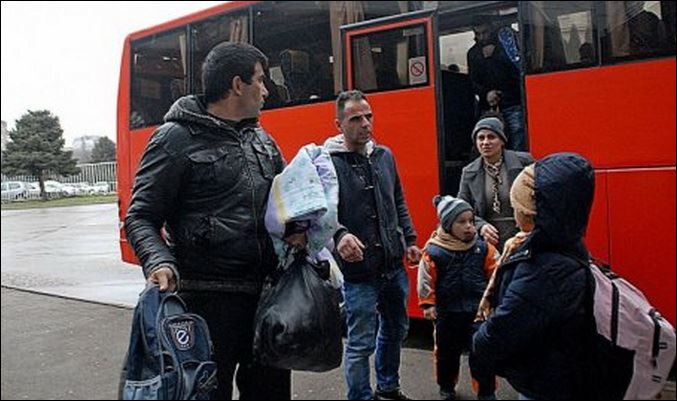 Ограбени илюзии! Хиляди бягат от Косово: Ядем пръст, не храна