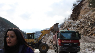 Смолян блокиран от свлачище, Кърджали без вода