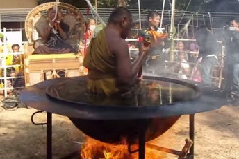 Не е монтаж! Будистки монах медитира във врящ казан с олио (Видео)