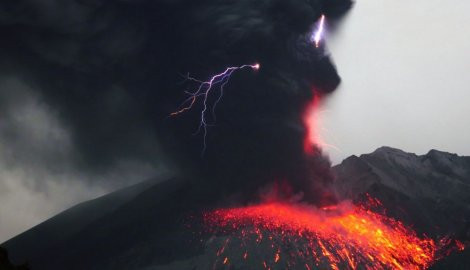 Вулканична мълния стана хит в нета (Уникални снимки)