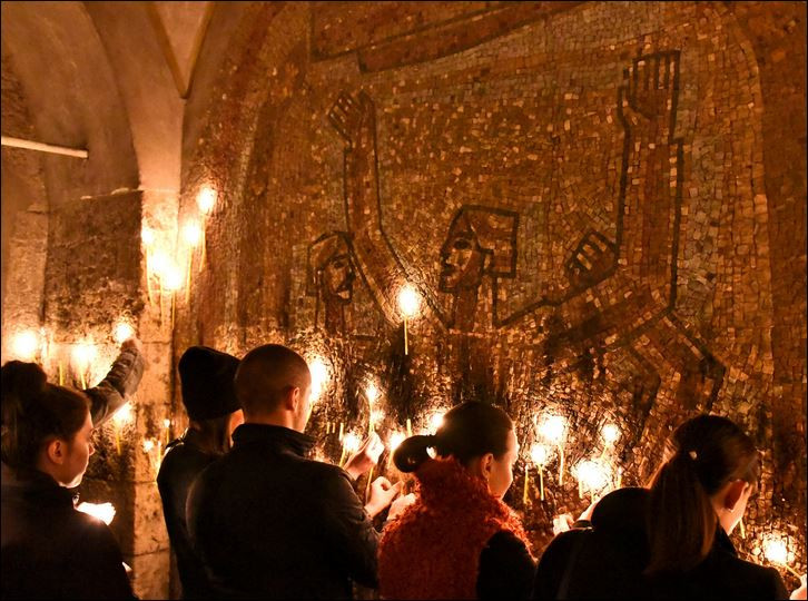 Посрещнаха Великден с уникално шоу на Царевец (Снимки от празника)