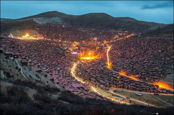 Сертар: Вижте уникалния град-манастир в Тибет