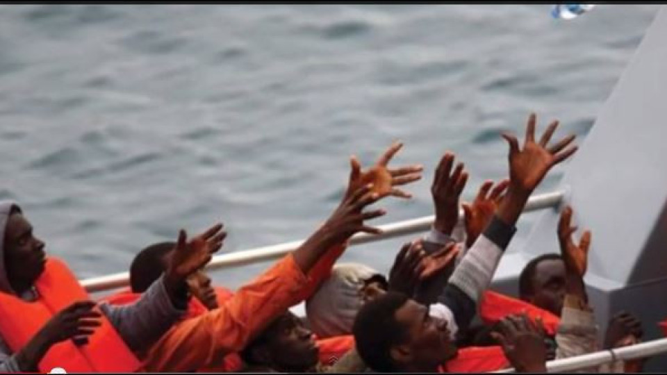 Оцелял в трагедията при Лампедуза: Заключиха стотици хора в трюма