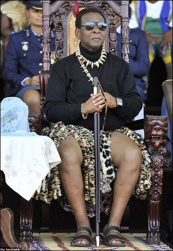 Кралят на зулусите тъне в разкош, а народът гладува (Невиждани снимки)