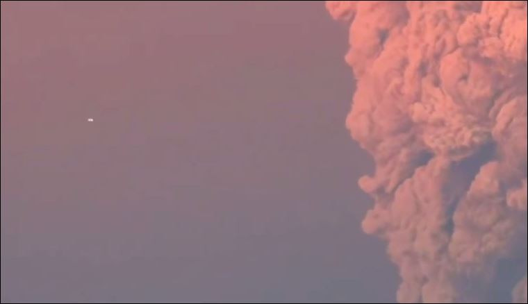 Мистерия: Снимаха НЛО край изригналия вулкан в Чили?
