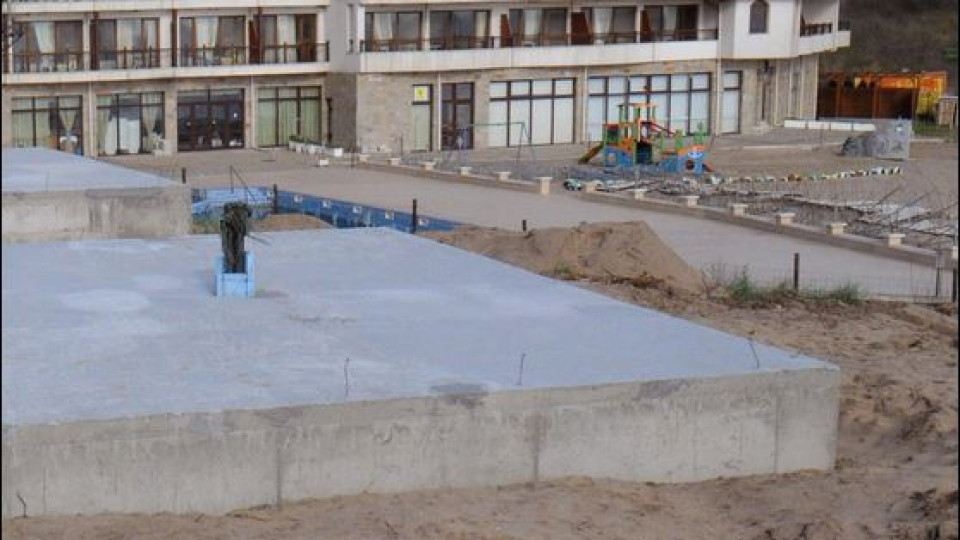 Случаят с плажа Корал: Изливали бетон върху сиви дюни