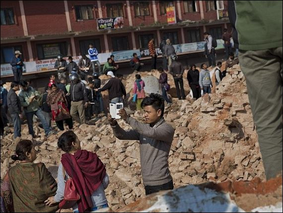След земетресението в Непал: Селфи туризъм вместо хуманитарна помощ