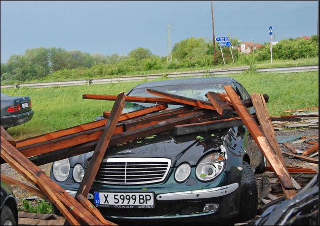 Опустошителна буря в Симеоновград (Отнесени са покриви на къщи)