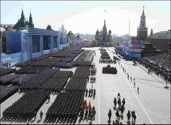 На военния парад в Москва: Пожар, тюлени и демонстрация на сила